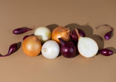 Bir grup kırmızı, sarı ve beyaz soğan. İthal soğanlara bağlı salgın enfeksiyonu. Gıda güvenliği uyarısı.