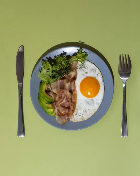 健康的なケトの朝食 ベーコン 目玉焼き アボカド マイクログリーン 低炭水化物 高脂肪 ケトシスを維持し ケトンレベルを高める トップ表示 — ストック写真