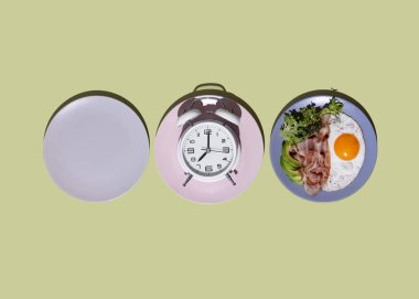 Boş renkli tabaklarla aralıklı oruç tutma konsepti. Sağlıklı keto kahvaltısı. Pastırma, sahanda yumurta, avokado ve mikroyeşillik. Düşük karbonhidrat, yüksek yağ. Üst görünüm.