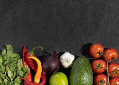 Baharatlı Guacamole yapmak için gereken malzemeler avokado, kırmızı soğan, domates, biber, limon, kişniş ve sarımsak. Ulusal Guacamole Günü. Boşluğu kopyala.