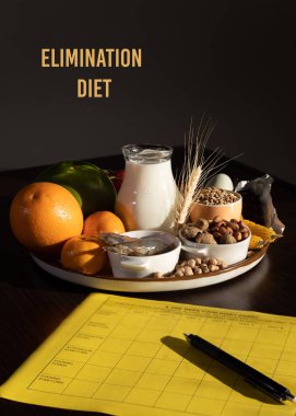 Eleme diyeti konsepti. Tabakta gıda alerjileri - balık, deniz ürünleri, süt ürünleri, yer fıstığı, ağaç fıstığı, yumurta, çikolata, buğday, soya, narenciye.
