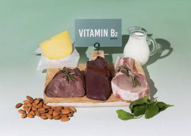 B1 Thiamine vitamini açısından zengin doğal ürünler. Sağlıklı gıda konsepti. Üzerinde yazı olan yeşil karton imza..