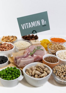 B1 Thiamine vitamini açısından zengin doğal ürünler. Sağlıklı gıda konsepti. Üzerinde yazı olan yeşil karton imza..