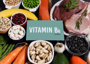 B6 Pyridoxine vitamini açısından zengin doğal ürünler. Sağlıklı gıda konsepti. Üzerinde yazı olan karton bir imza. Siyah arkaplan.
