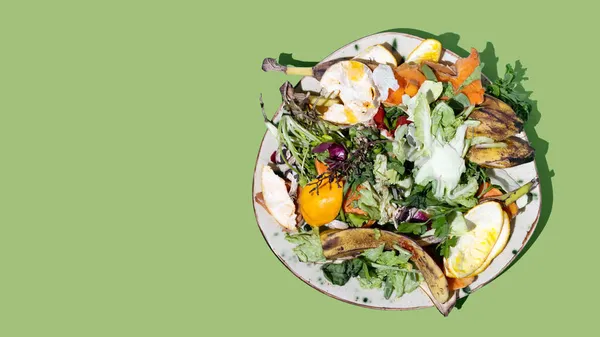 减少食物浪费的概念 食物中的厨房剩菜 以及盘中有瑕疵的水果和蔬菜 用于循环利用和堆肥 零浪费和爱护环境 垃圾分类 — 图库照片
