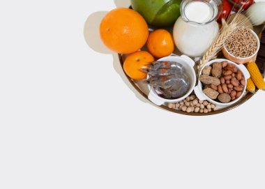 Eleme diyeti konsepti. Tabakta gıda alerjileri - balık, deniz ürünleri, süt ürünleri, yer fıstığı, ağaç fıstığı, yumurta, çikolata, buğday, soya, narenciye.