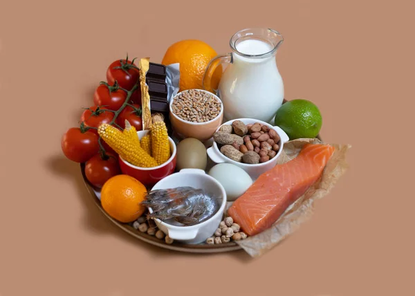 Elimination diet concept. Food allergens on plate - fish, seafood, dairy, peanuts, tree nuts, eggs, chocolate, wheat, soy, citrus fruits. — Stock Photo, Image