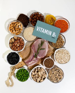B1 Thiamine vitamini açısından zengin doğal ürünler. Sağlıklı gıda konsepti. Üzerinde yazı olan karton bir imza..