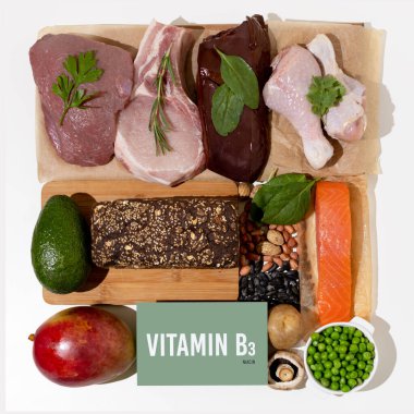 B3 Niasin vitamini açısından zengin doğal ürünler. Sağlıklı gıda konsepti. Üzerinde yazı olan karton bir imza..