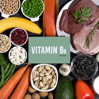 B6 Pyridoxine vitamini açısından zengin doğal ürünler. Sağlıklı gıda konsepti. Üzerinde yazı olan karton bir imza..