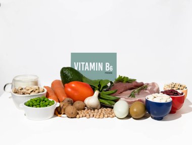 B6 Pyridoxine vitamini açısından zengin doğal ürünler. Sağlıklı gıda konsepti. Üzerinde yazı olan karton bir imza..