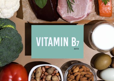 B7 vitamini bakımından zengin doğal ürünler. Sağlıklı gıda konsepti. Üzerinde yazı olan karton bir imza..