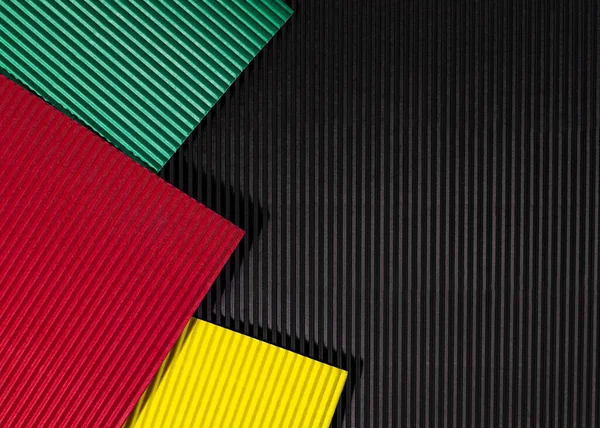 Febbraio Black History Month. Astratto ondulato carta geometrica nero, rosso, giallo, sfondo verde. Copia spazio, posto per il testo. — Foto Stock