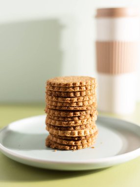 Graham krakerleri veya badem unundan yapılmış Maria galetaları. Geleneksel bir tarifi keto diyetine uyarlıyorum. Maria Cookiesler zengin çay bisküvileridir. Sağlıklı kurabiye kavramı.