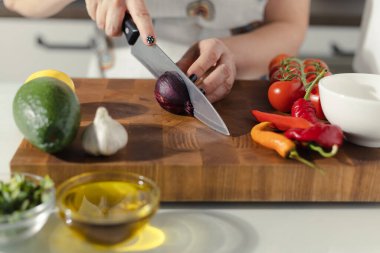 Baharatlı Guacamole yapmak için gereken malzemeler avokado, kırmızı soğan, domates, biber, limon, kişniş ve sarımsak. Ulusal Guacamole Günü. Yeşil arkaplanda.