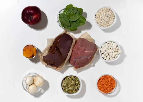 一组富含铁的健康食品 健康饮食食品 刻有题词的硬纸板签名 顶部视图 — 图库照片