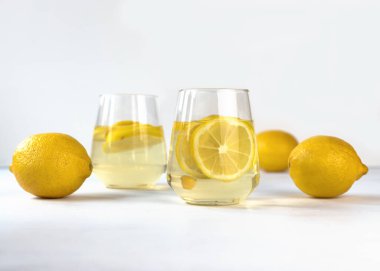 İki bardak limonata ve dilimlenmiş limon. Ulusal Limonata Günü konsepti. Boşluğu kopyala.