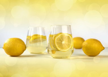 İki bardak limonata ve dilimlenmiş limon. Ulusal Limonata Günü konsepti. Boşluğu kopyala.