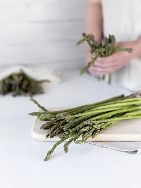 Woman Holds Large Bunch Fresh Green Asparagus Her Hands Healthy — Foto de Stock