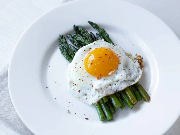Cooking Asparagus Fried Green Asparagus Sprouts Fried Eggs White Plate — ストック写真