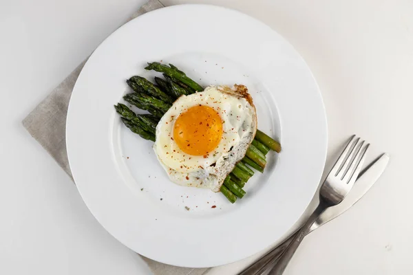 煮芦笋 油炸绿色芦笋芽和白盘上的煎蛋 健康食品和饮食 — 图库照片
