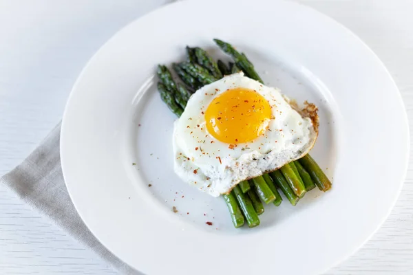煮芦笋 油炸绿色芦笋芽和白盘上的煎蛋 健康食品和饮食 — 图库照片