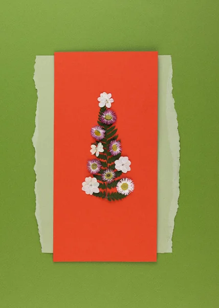 Christmas Tree Made Pressed Dried Flowers Red Postcard Green Background — ストック写真