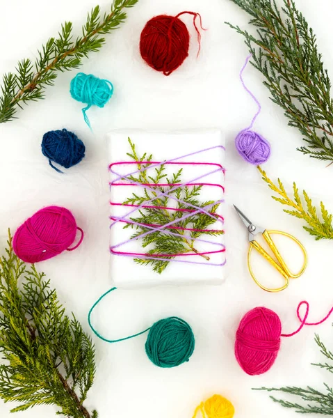 Original Gift Wrapping Idea Christmas Recycled Paper Colored Wool Threads — Stock Photo, Image