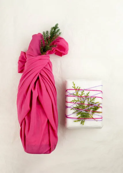 クリスマスのためのオリジナルギフト包装のアイデア 再生紙 色のウール糸とジュニパー小枝 持続可能な生活 意識的な消費 ゼロ廃棄物 プラスチックフリー休日 — ストック写真