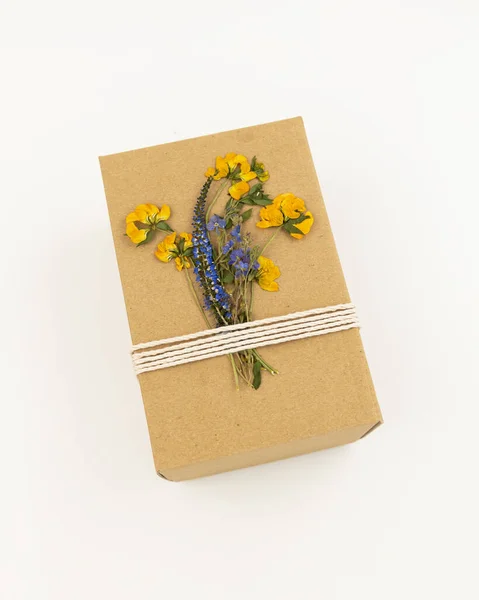 Uma Caixa Presente Feita Papel Artesanal Decorada Com Flores Prensadas — Fotografia de Stock