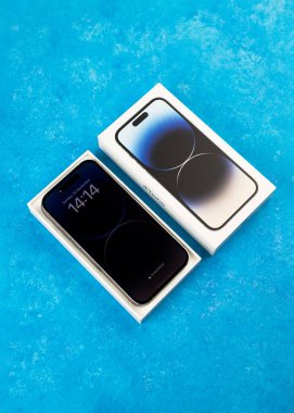 KYIV, UKRAINE - EPTEMBER, 2022: Mavi arka planda 14 Pro gümüş rengi iPhone. Dikey çekim.