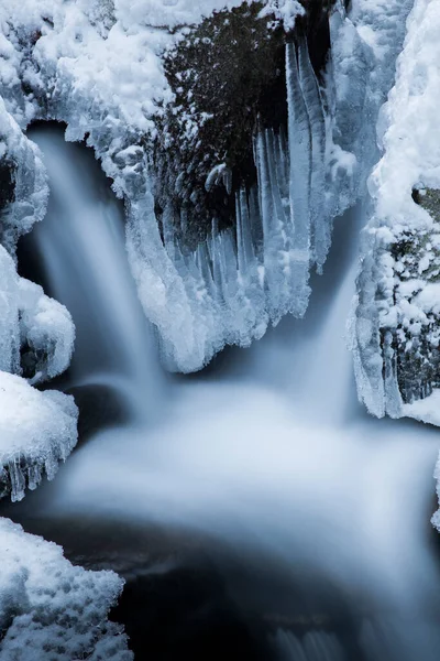 Vista Panorâmica Fluxo Rio Congelado Inverno Close — Fotografia de Stock