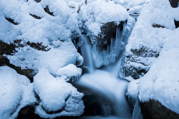 Vista Panorâmica Fluxo Rio Congelado Inverno Close — Fotografia de Stock