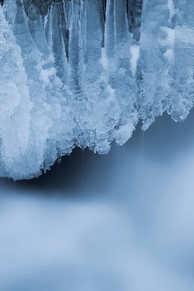겨울에 흐르는 얼어붙은 가까이 — 스톡 사진