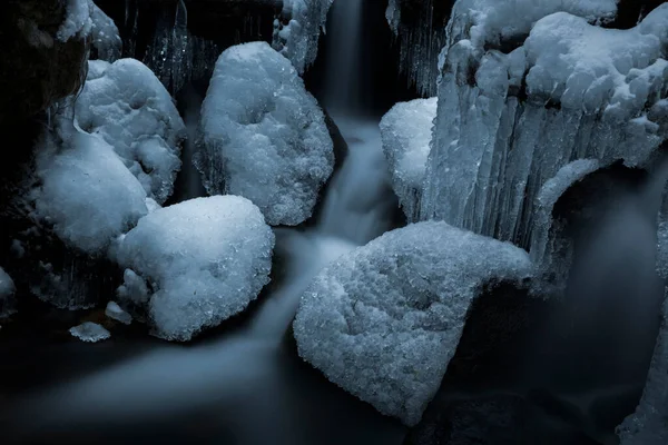 Scénický Pohled Zamrzlý Říční Potok Zimě Zblízka — Stock fotografie