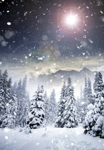 Fondo Navidad Con Abetos Nevados Montañas Fuerte Ventisca — Foto de Stock