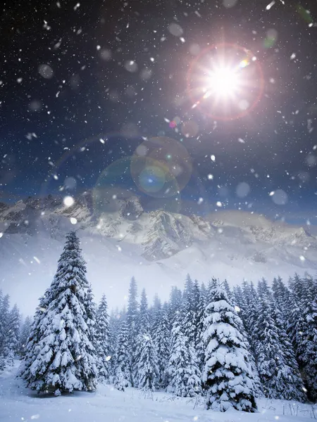 Χριστουγεννιάτικο Φόντο Χιονισμένα Έλατα Και Βουνά Βαριά Χιονοθύελλα — Φωτογραφία Αρχείου
