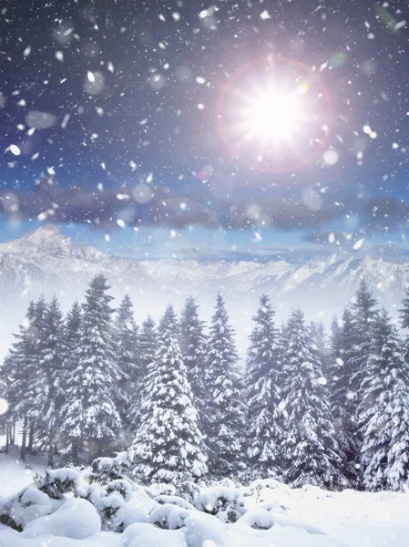Fondo Navidad Con Abetos Nevados Montañas Fuerte Ventisca — Foto de Stock