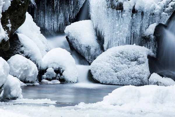 Közelkép Fagyos Vízfolyásról Télen — Stock Fotó
