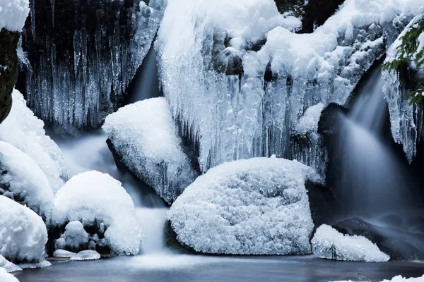 Widok Zamarzniętego Strumienia Rzecznego Zimą — Zdjęcie stockowe