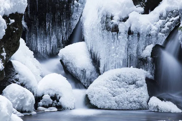 Vista Cerca Del Arroyo Congelado Del Río Invierno — Foto de Stock