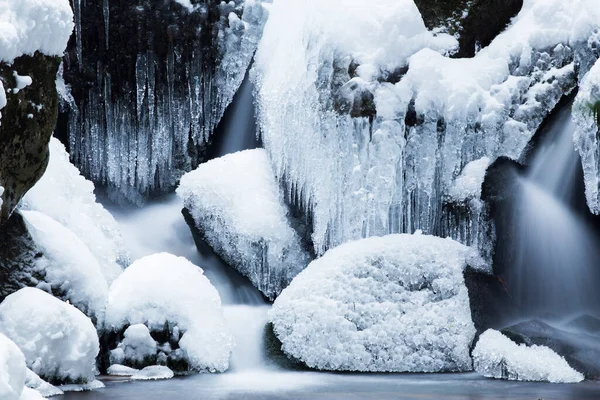 Крупный План Замерзающего Речного Потока Зимой — стоковое фото