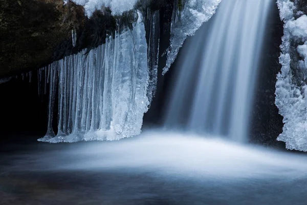 Nahaufnahme Des Gefrorenen Flussbaches Winter — Stockfoto