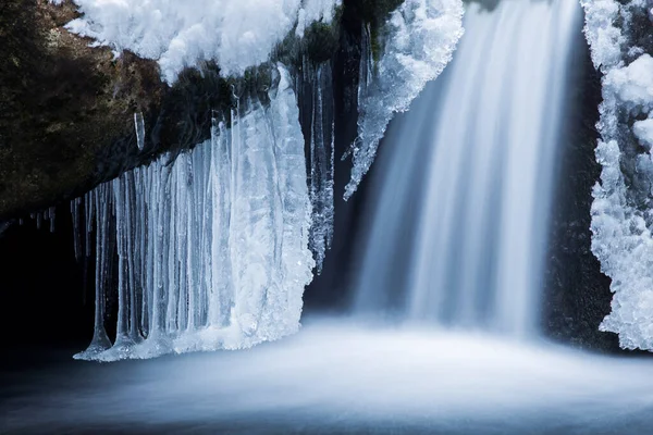 Vista Perto Córrego Rio Congelado Inverno — Fotografia de Stock