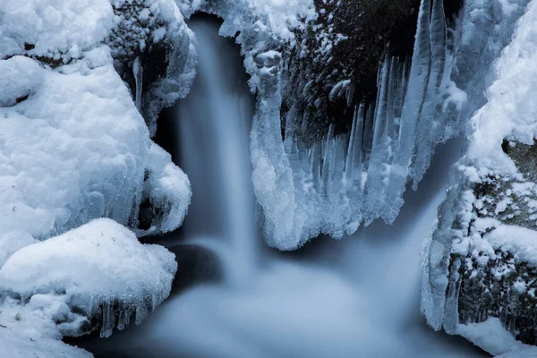 Közelkép Fagyos Vízfolyásról Télen — Stock Fotó