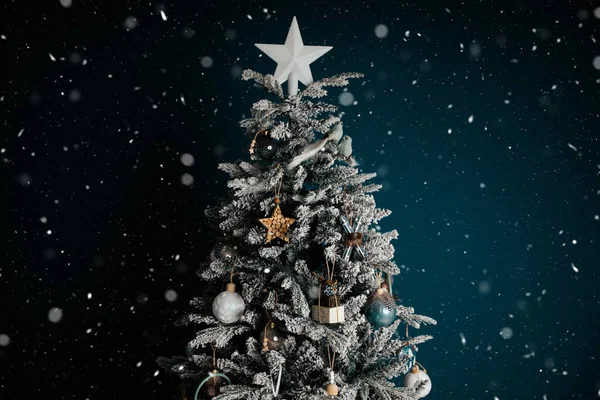 Vacker Snöig Julgran Mot Blå Bakgrund Med Vackra Prydnader För — Stockfoto