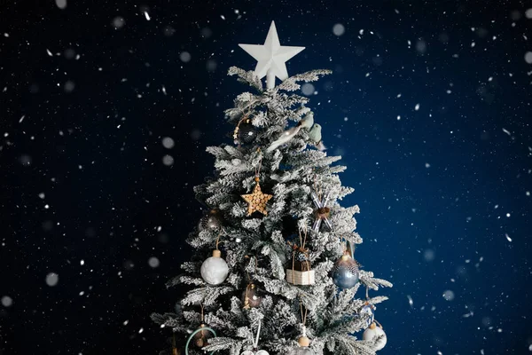 Bela Árvore Natal Nevado Agains Fundo Azul Com Belos Ornamentos — Fotografia de Stock