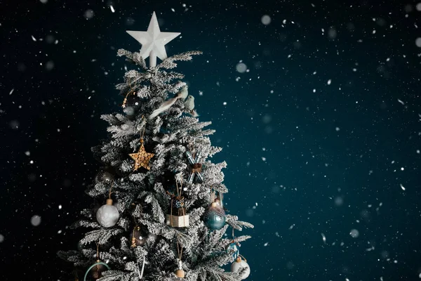 Krásné Zasněžené Vánoční Strom Proti Modré Pozadí Krásnými Ornamenty Dovolenou Royalty Free Stock Fotografie
