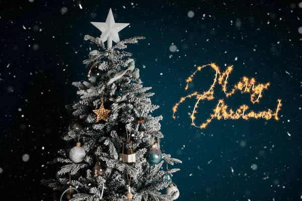 Krásné Zasněžené Vánoční Strom Proti Modré Pozadí Krásnými Ornamenty Dovolenou Stock Snímky