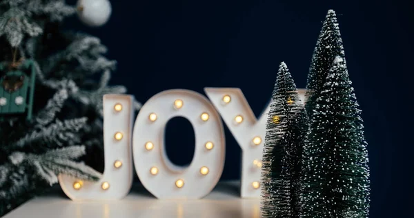 Las Letras Alegría Sobre Fondo Azul Árbol Navidad Fondo Vacaciones Fotos de stock libres de derechos